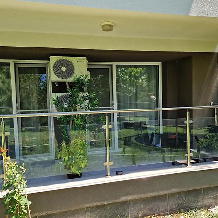 Airplane By Airport Residence Otopeni Exterior photo