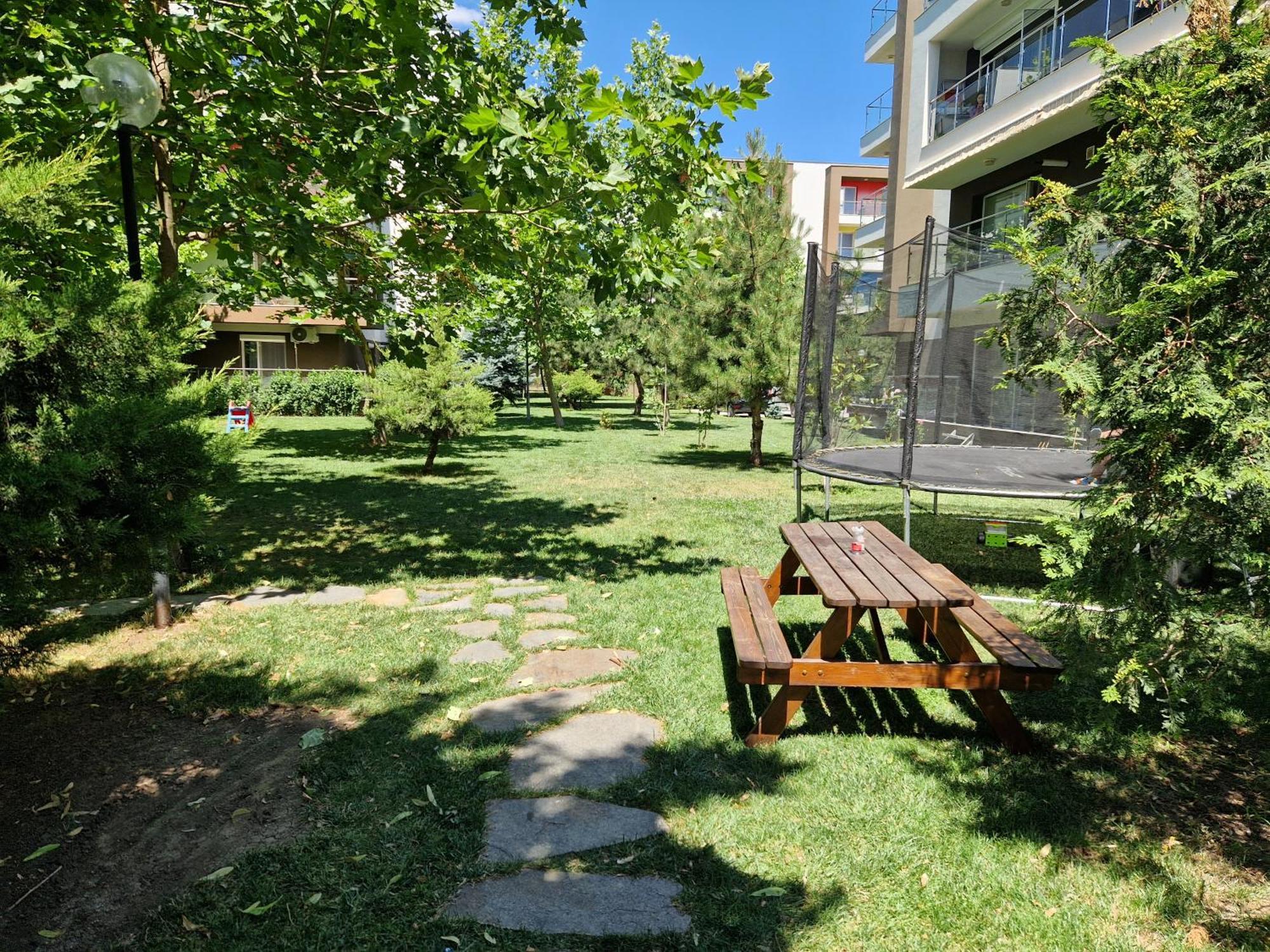 Airplane By Airport Residence Otopeni Exterior photo